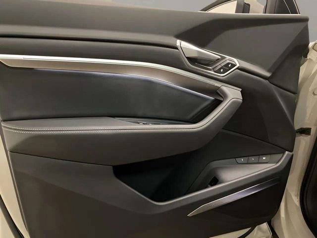 Used 2022 Audi e-tron Premium Plus w/ Premium Plus Package image 43