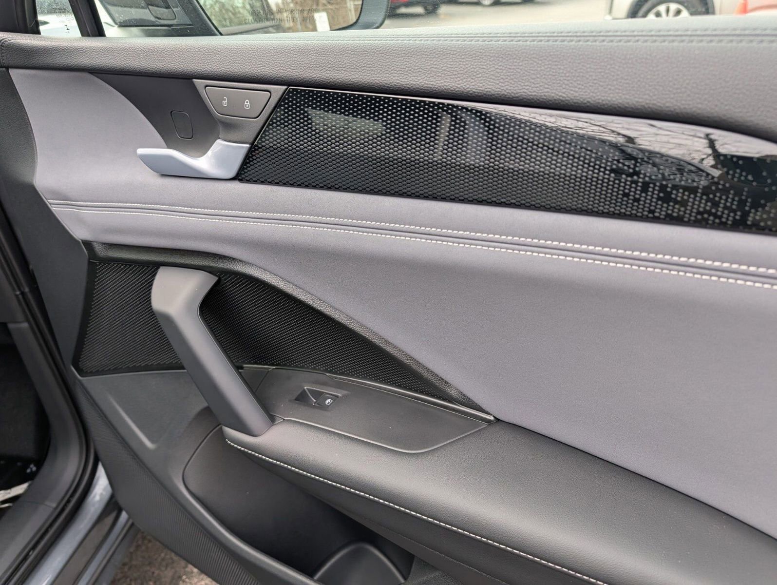 Used 2025 Volkswagen Tiguan SE AWD/4WD image 25