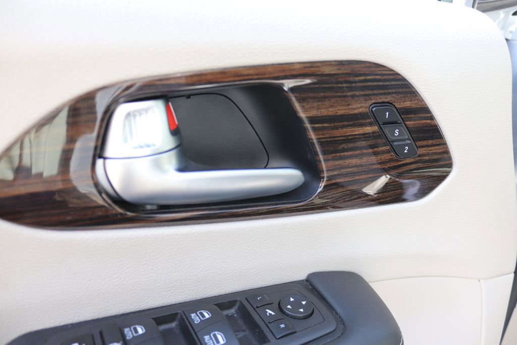 Used 2023 Chrysler Pacifica Limited image 8