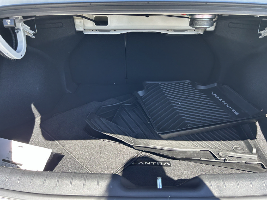 Certified 2025 Hyundai Elantra Limited FWD image 15