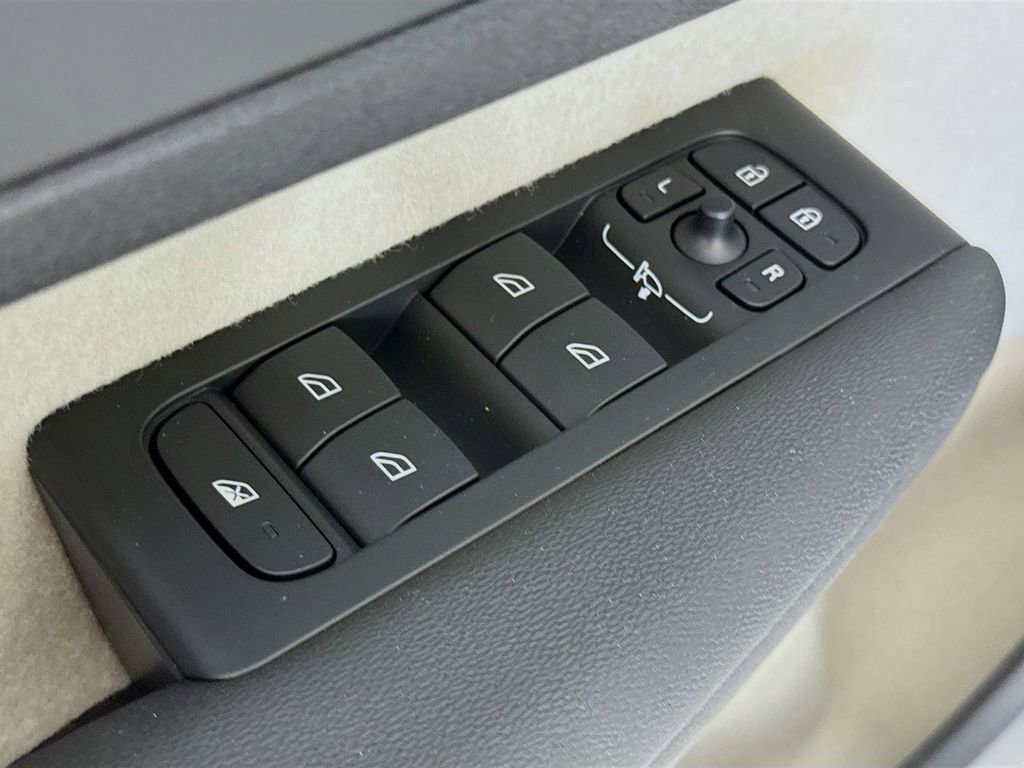 New 2026 Volvo XC40 B5 Plus w/ Protection Package Premier image 18