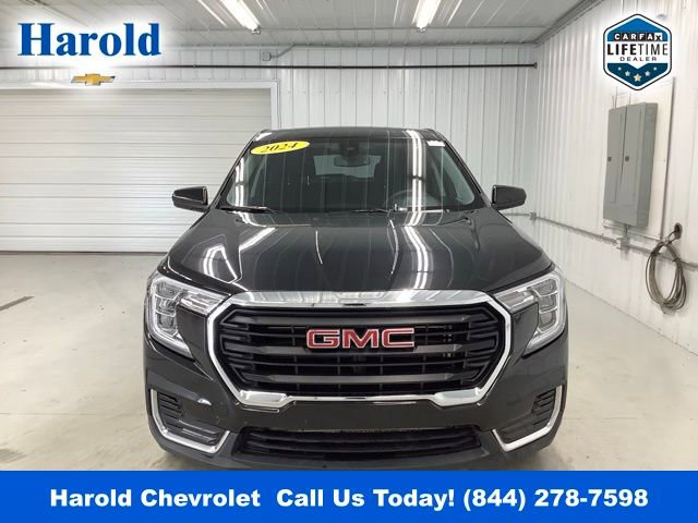 Used 2024 GMC Terrain SLE image 2