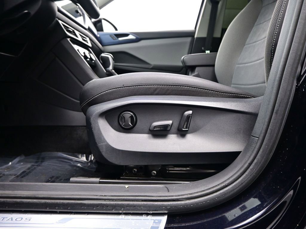 Used 2023 Volkswagen Taos SE w/ Panoramic Sunroof Package image 16