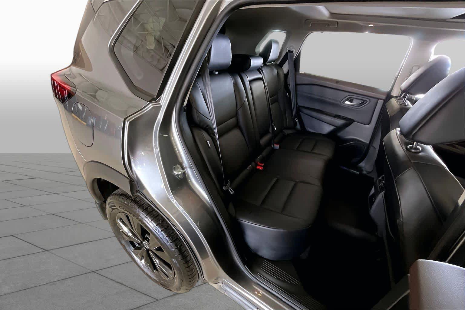 Used 2023 Nissan Rogue SV w/ SV Premium Package FWD image 18