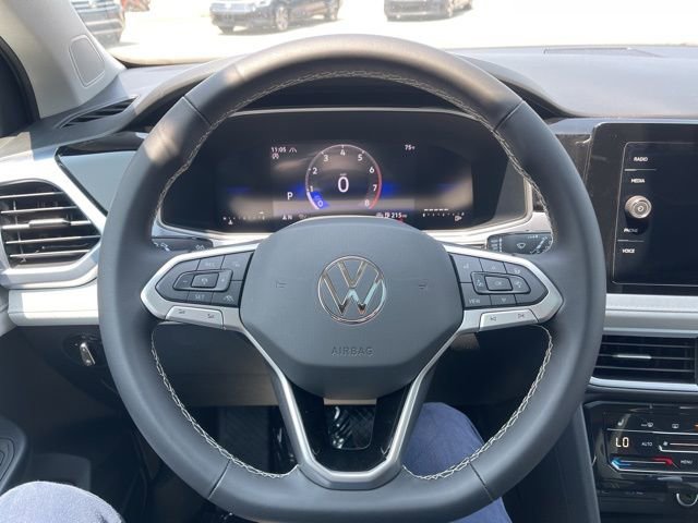 Used 2025 Volkswagen Taos SE w/ Panoramic Sunroof Package image 9