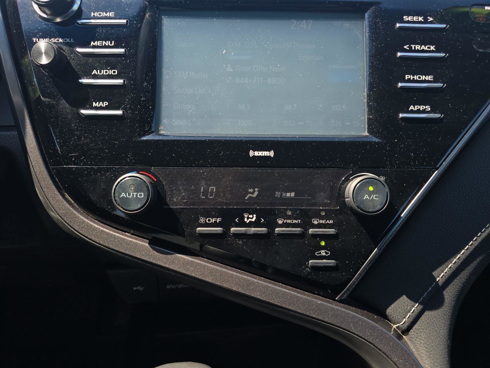 Used 2020 Toyota Camry SE FWD image 19