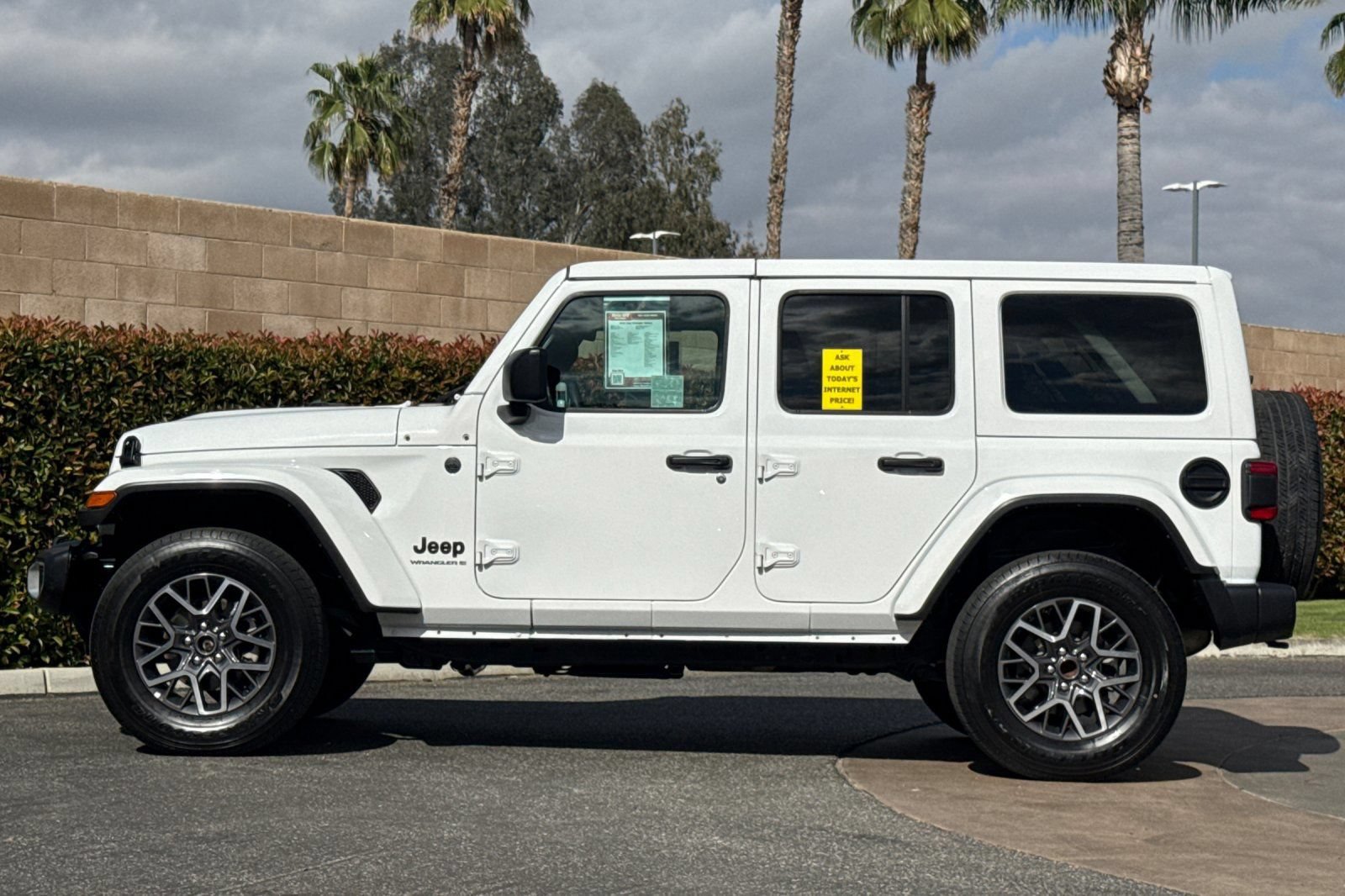 Used 2025 Jeep Wrangler Unlimited Sahara AWD/4WD image 7