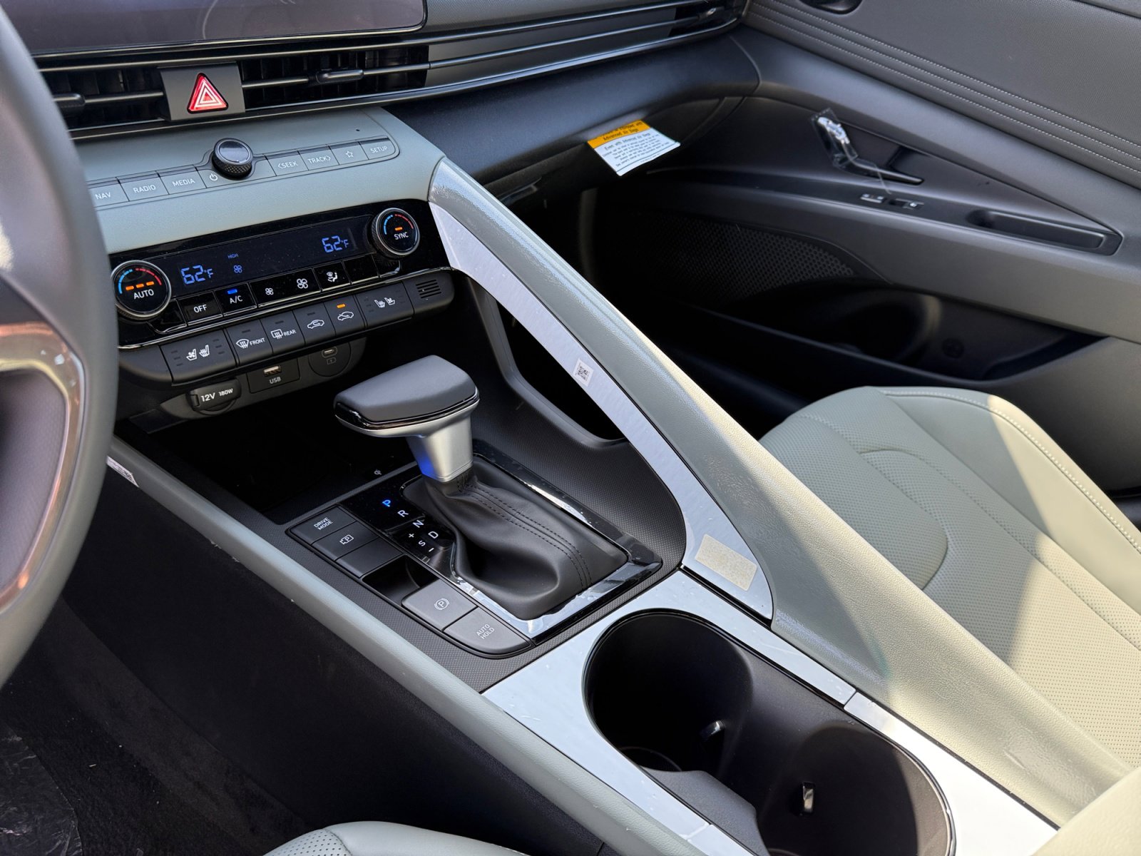 New 2025 Hyundai Elantra Limited image 13