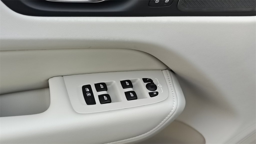 New 2026 Volvo XC60 B5 Ultra w/ Climate Package image 10