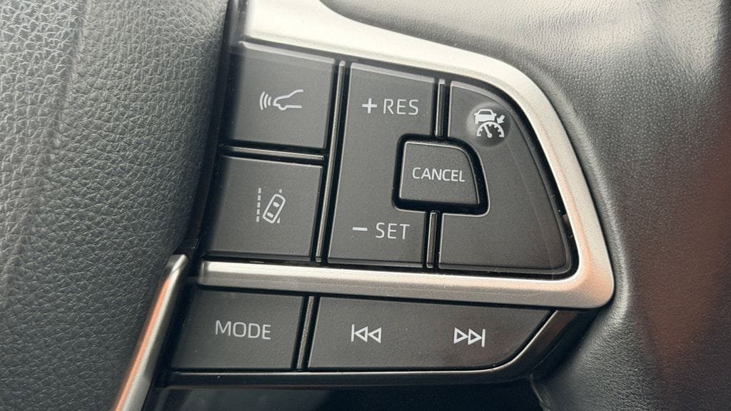 Used 2024 Toyota Highlander LE FWD image 20