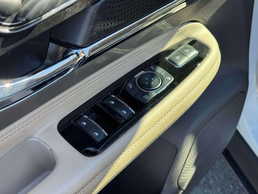 Used 2023 Lincoln Corsair AWD w/ Rear Removable Package Tray image 15