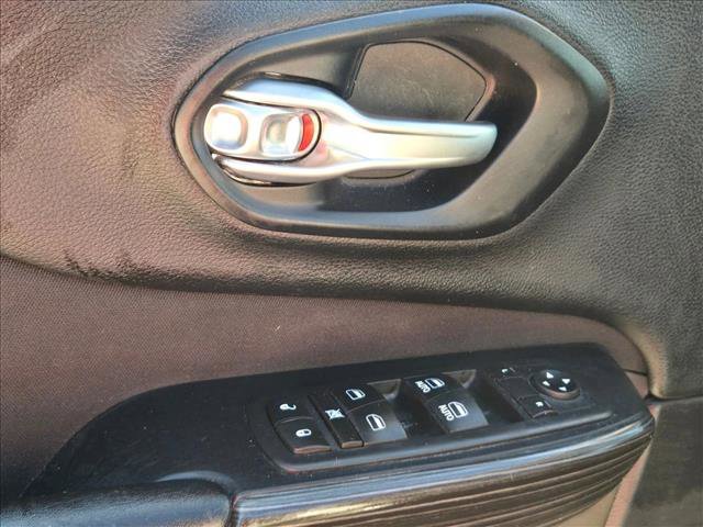 Used 2016 Jeep Cherokee Latitude w/ Cold Weather Group image 9