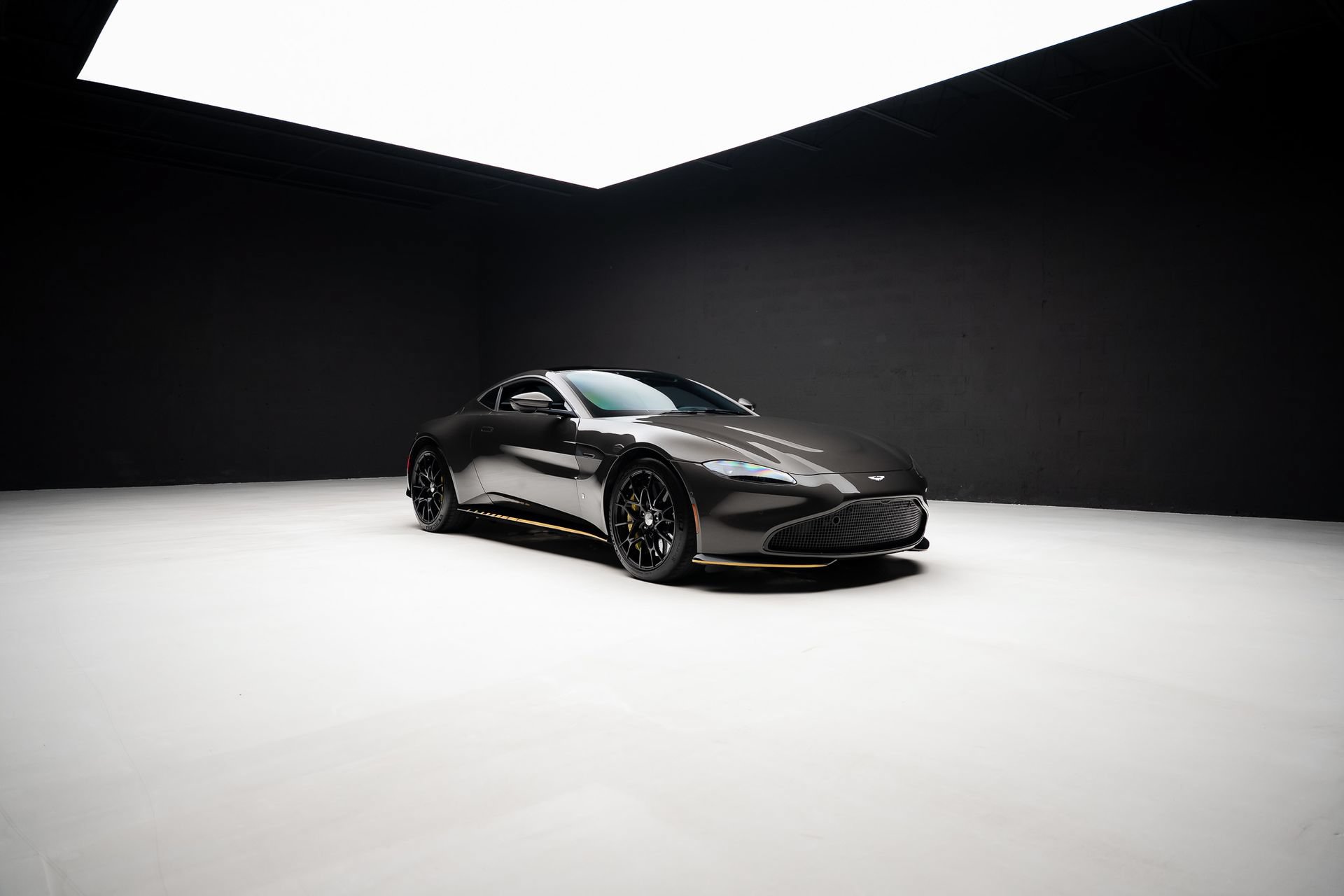 Used 2022 Aston Martin V8 Vantage Coupe RWD image 93