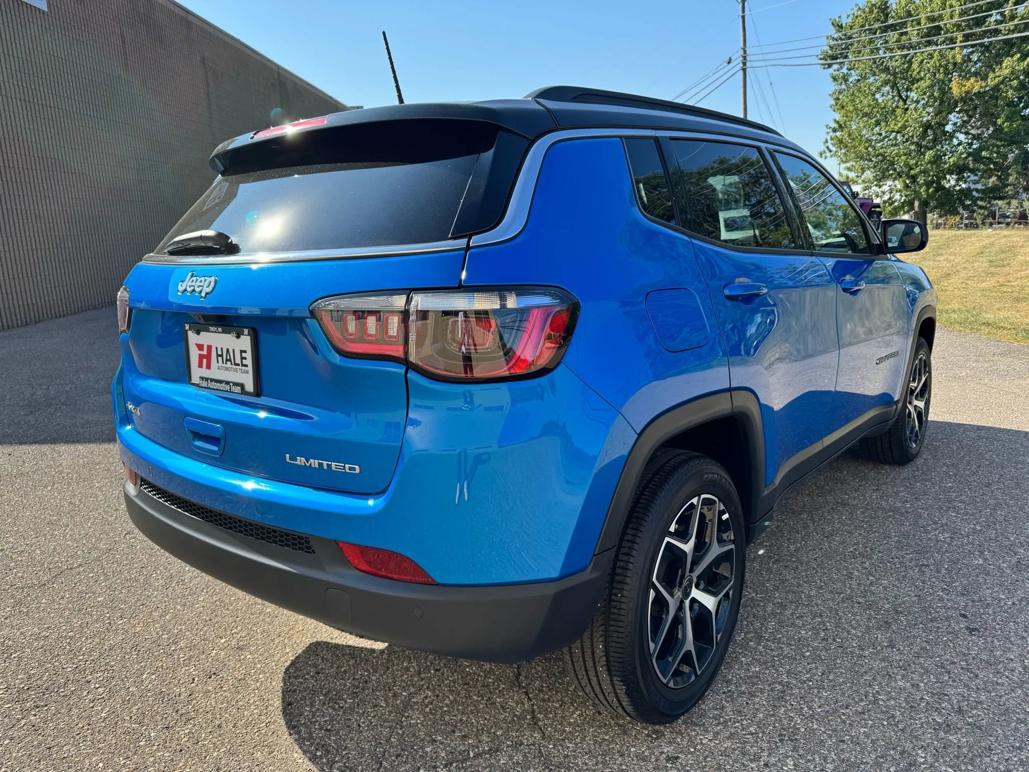 Used 2025 Jeep Compass Limited image 9