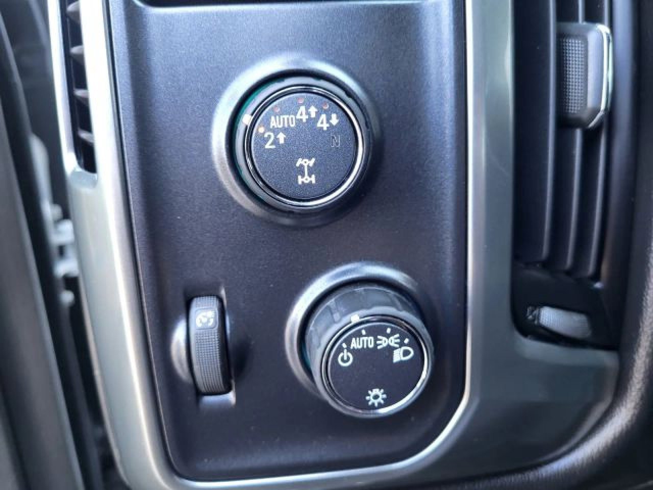Used 2018 Chevrolet Silverado 1500 LT w/ Trailering Package image 28
