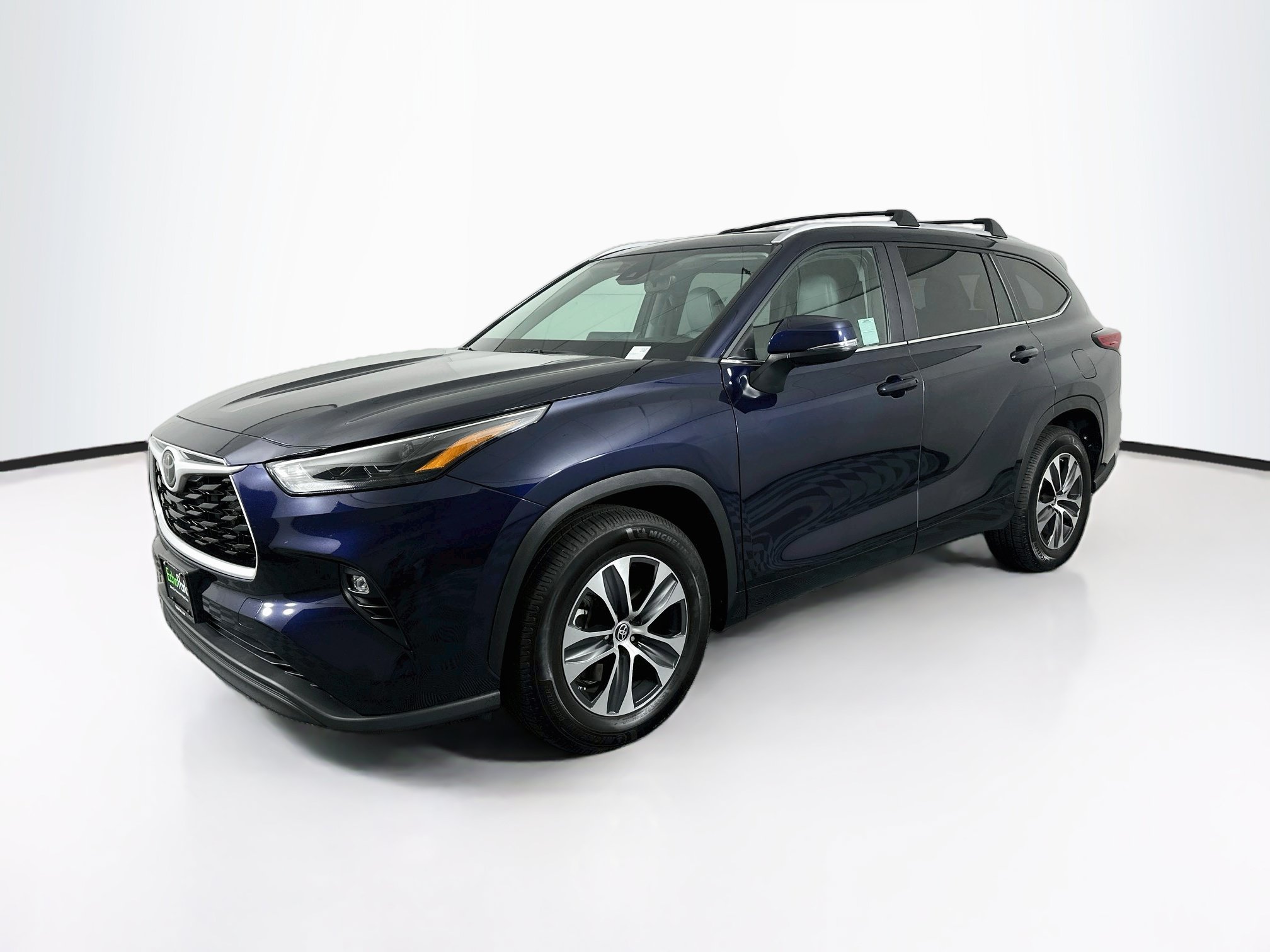 Used 2023 Toyota Highlander XLE FWD image 3