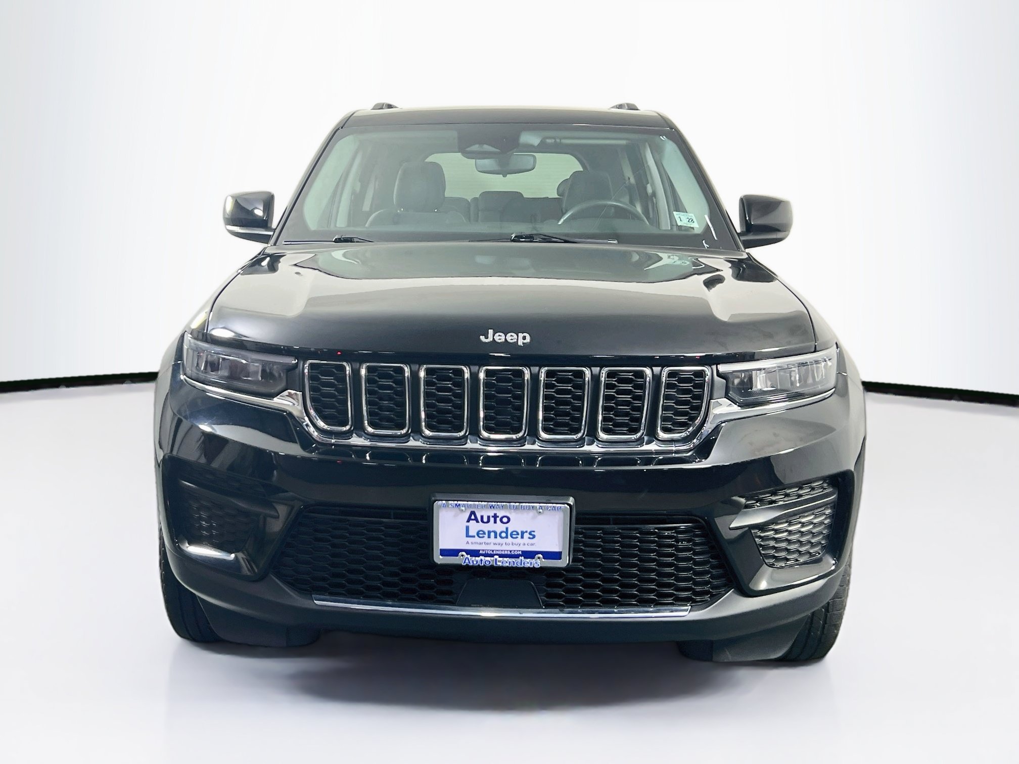 Used 2023 Jeep Grand Cherokee Laredo w/ Luxury Tech Group I AWD/4WD image 2