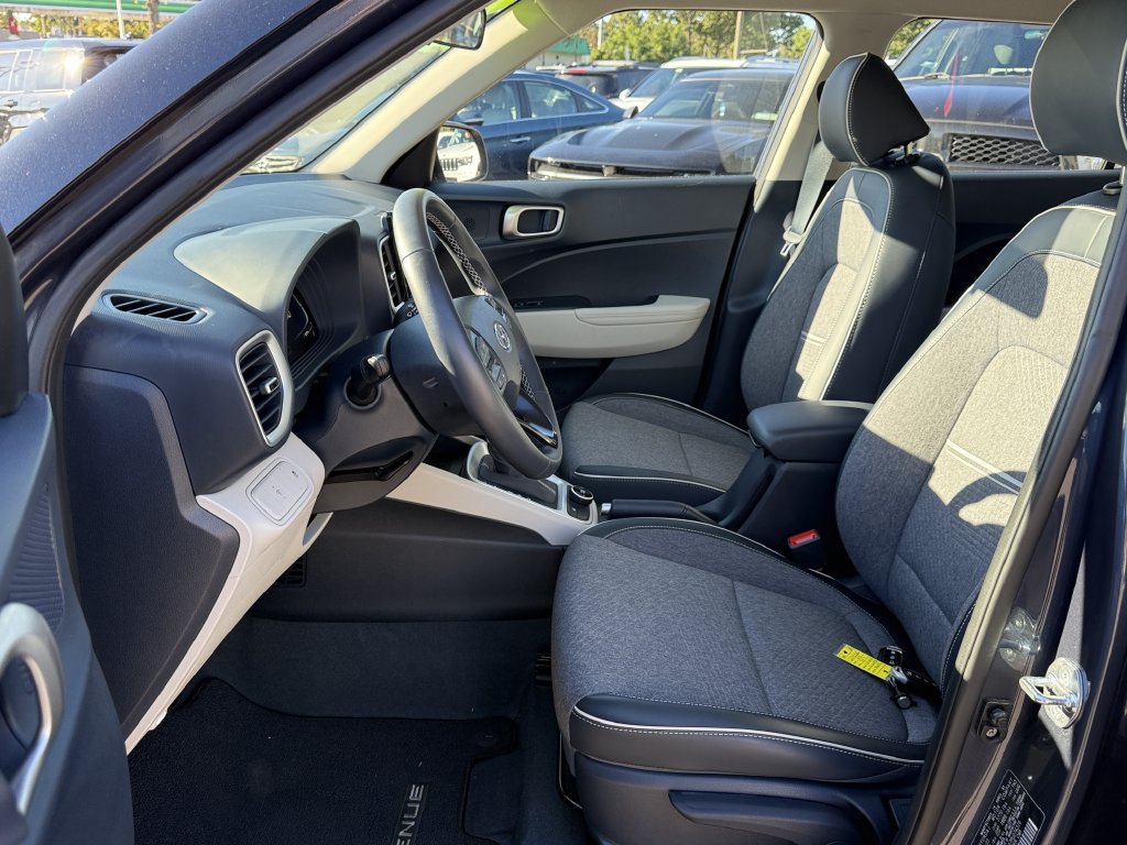 Certified 2023 Hyundai Venue Limited FWD image 18