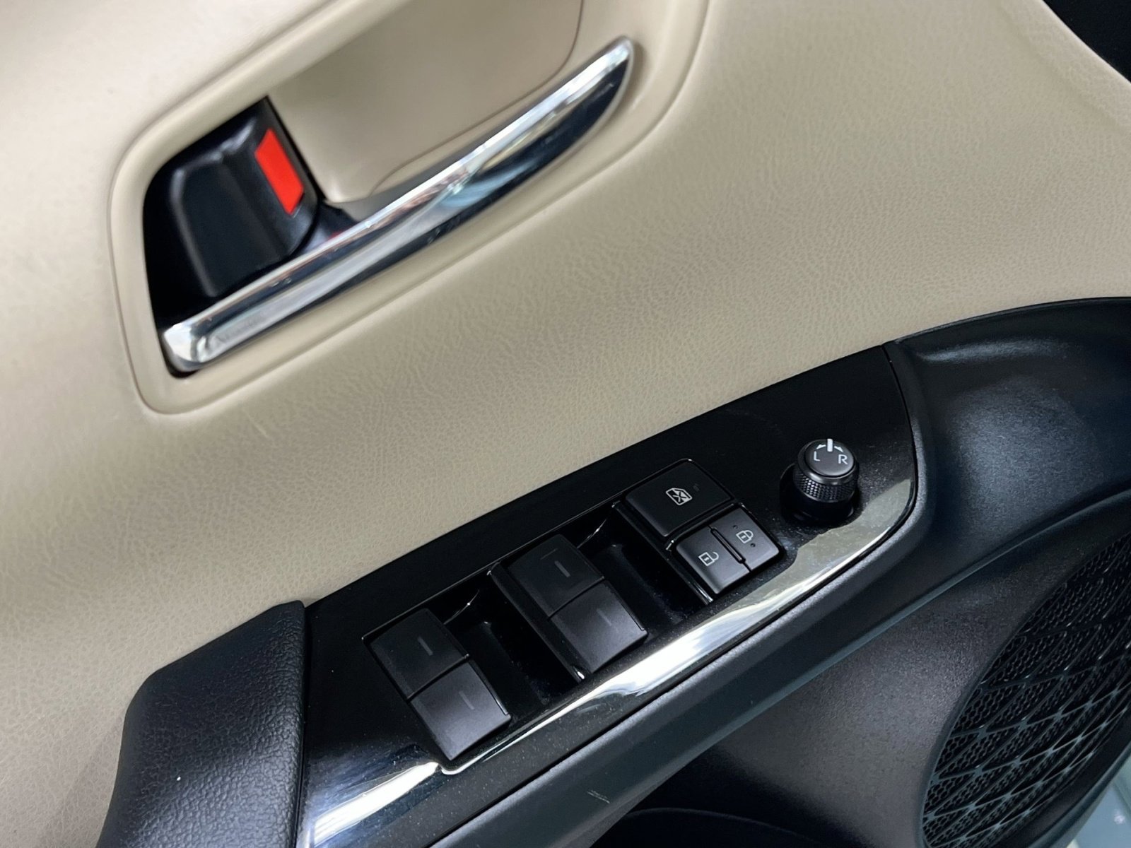 Used 2019 Toyota Prius LE image 19