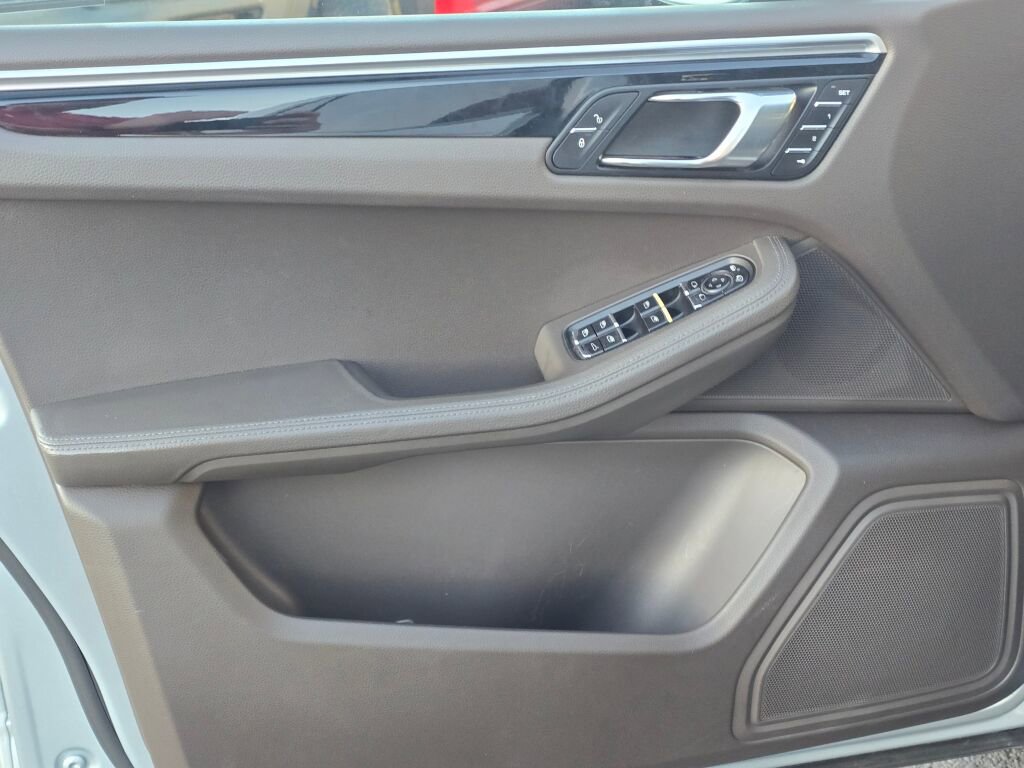 Used 2018 Porsche Macan image 19
