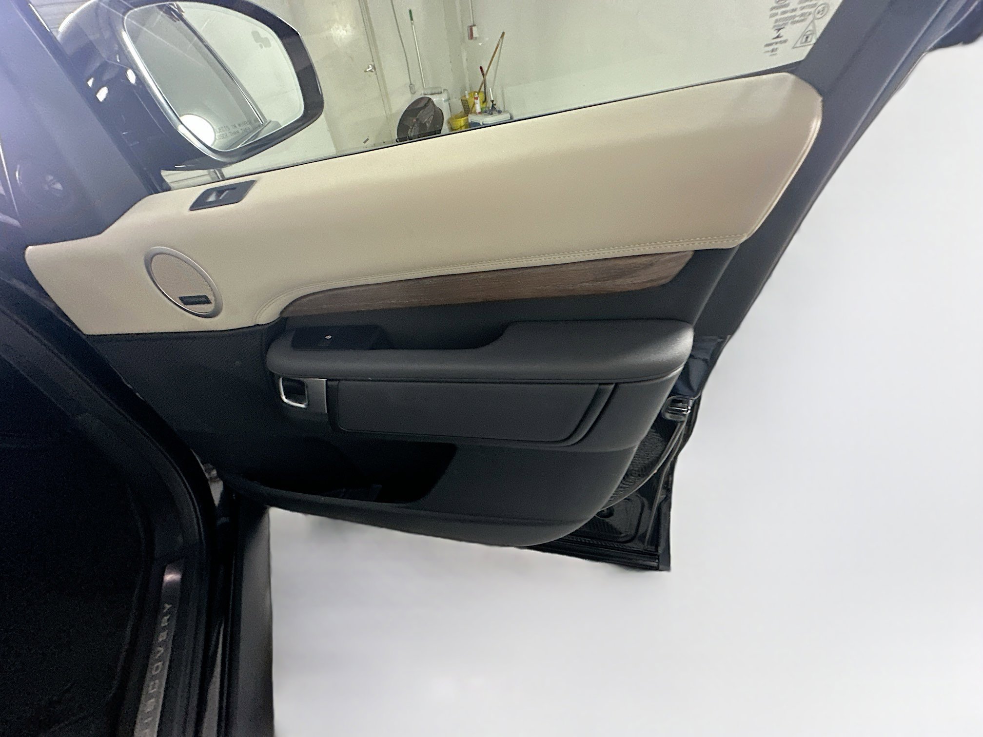 Used 2019 Land Rover Discovery HSE image 35