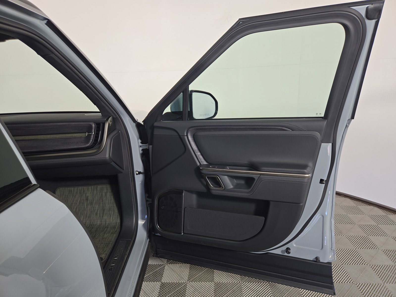 Used 2024 Rivian R1S Adventure AWD/4WD image 18