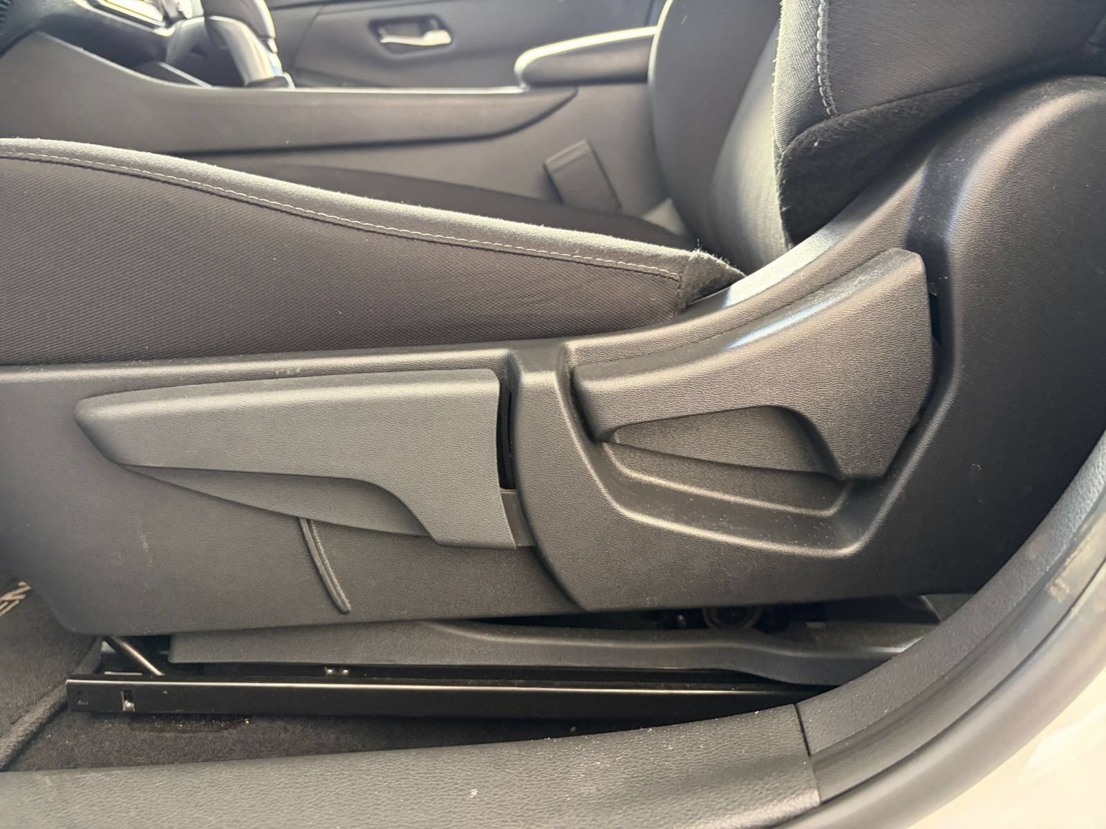 Used 2025 Nissan Sentra SV FWD image 21