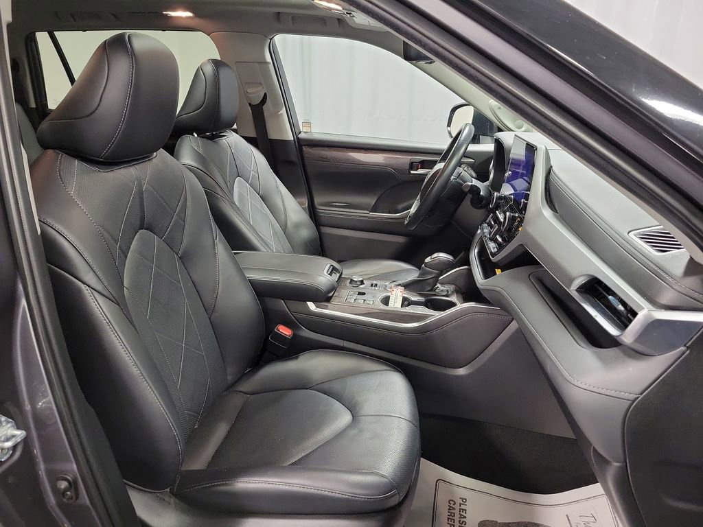 Used 2023 Toyota Highlander Platinum image 30