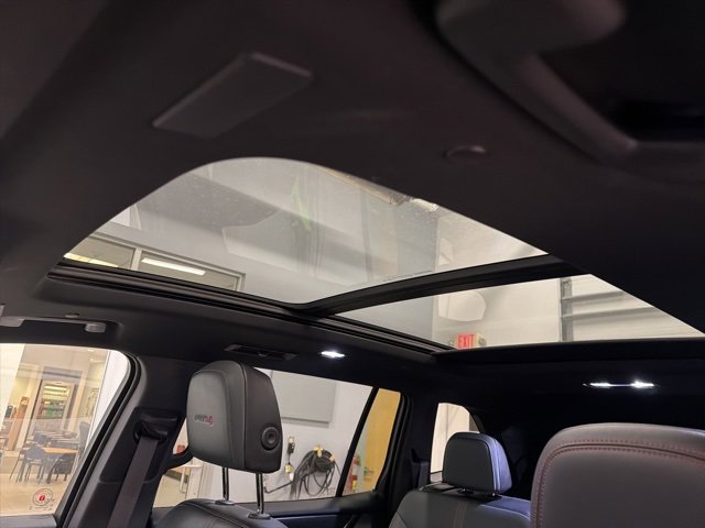 Used 2024 GMC Acadia AT4 image 2