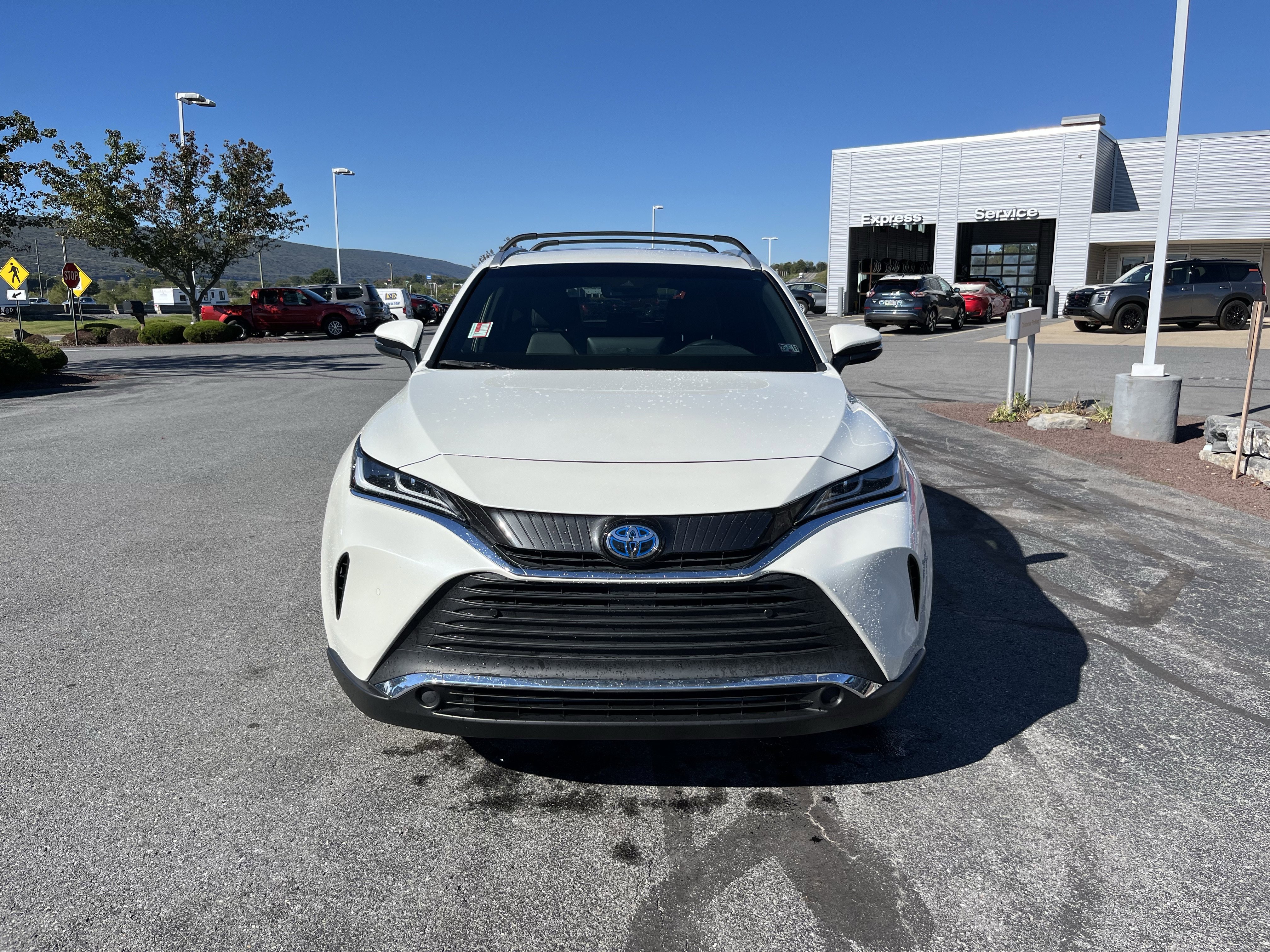 Used 2022 Toyota Venza XLE image 10