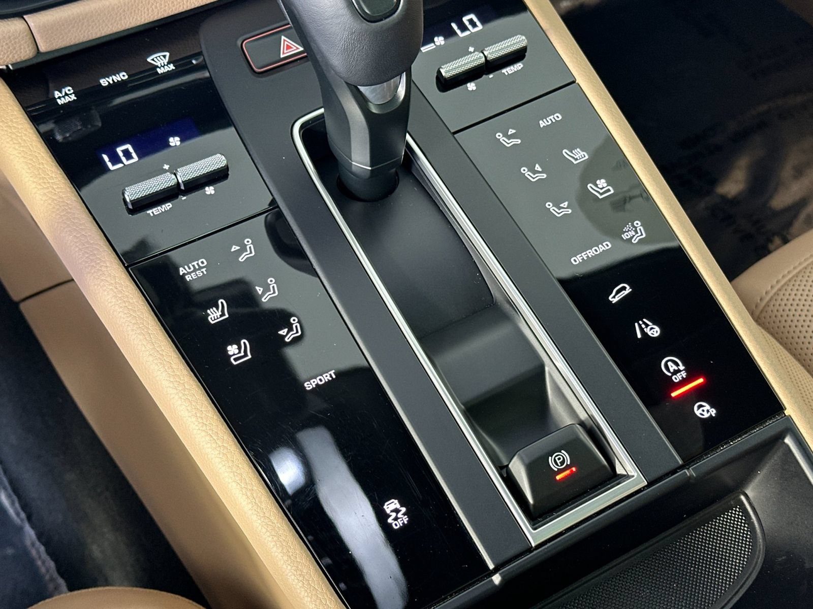 Certified 2023 Porsche Macan AWD/4WD image 25