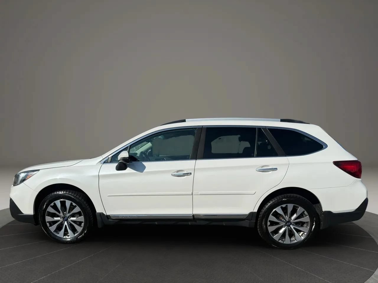 Used 2018 Subaru Outback 3.6R Touring AWD/4WD image 7