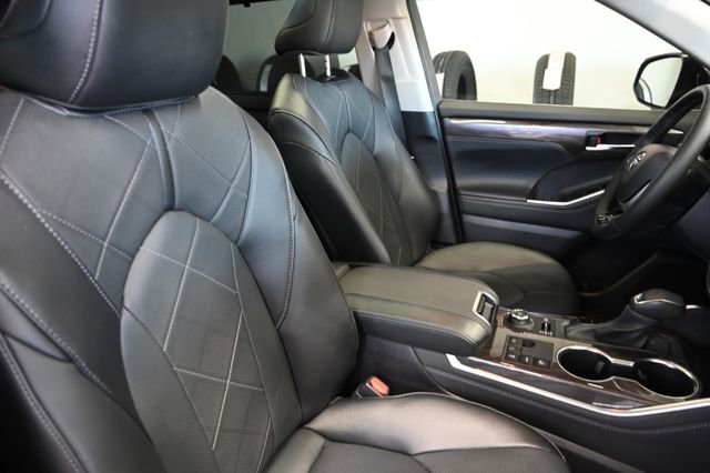 Used 2025 Toyota Highlander Platinum AWD/4WD image 9