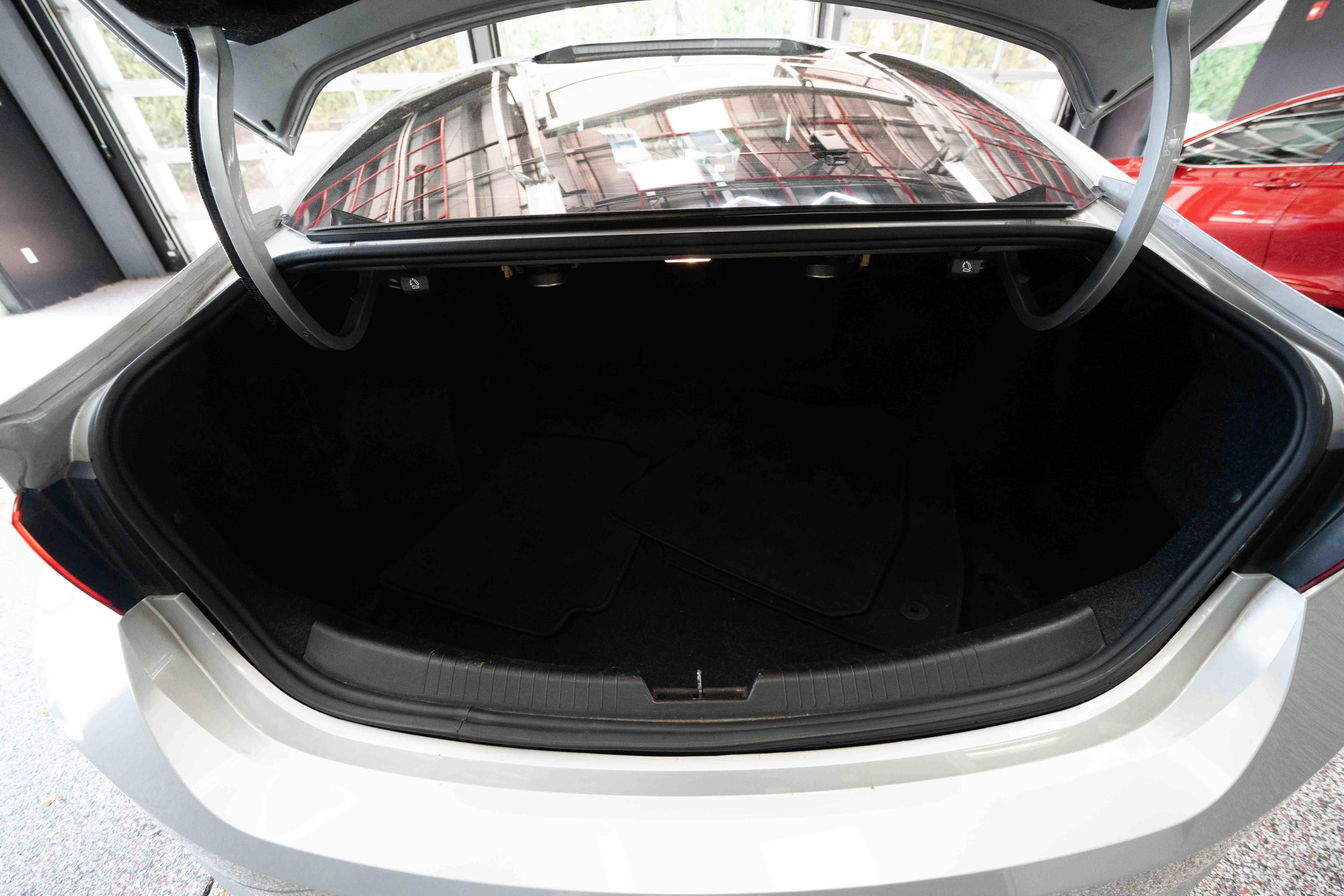 Used 2018 Chevrolet Malibu LT w/ Leather Package FWD image 27
