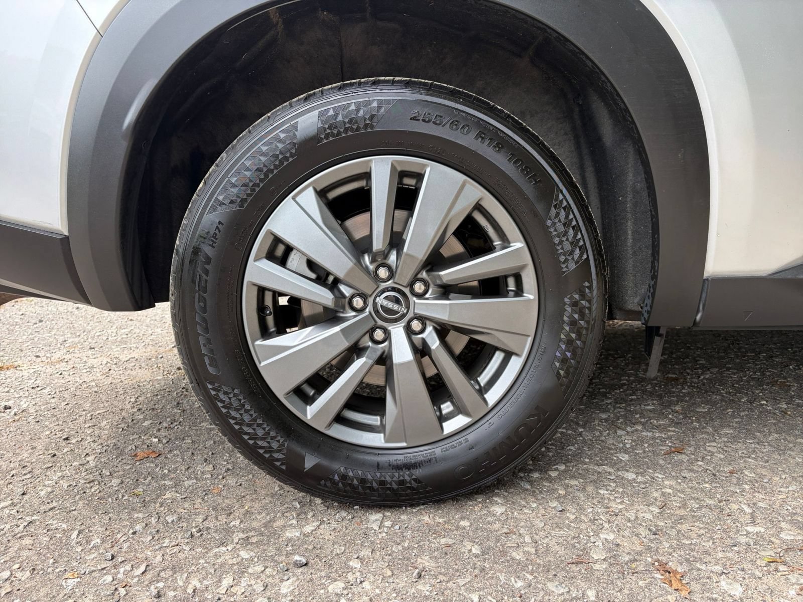 Used 2025 Nissan Pathfinder SV FWD image 33