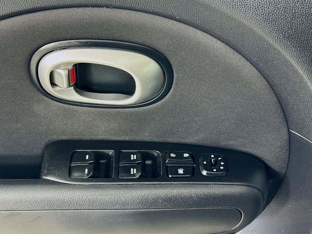 Used 2016 Kia Soul + FWD image 21