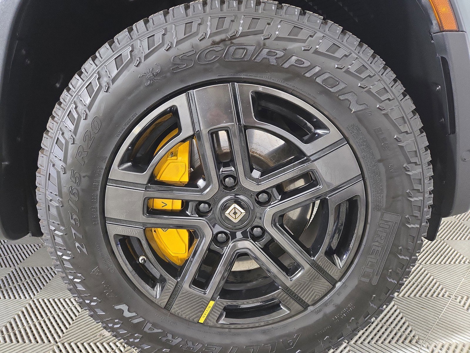 Used 2024 Rivian R1S Adventure AWD/4WD image 11