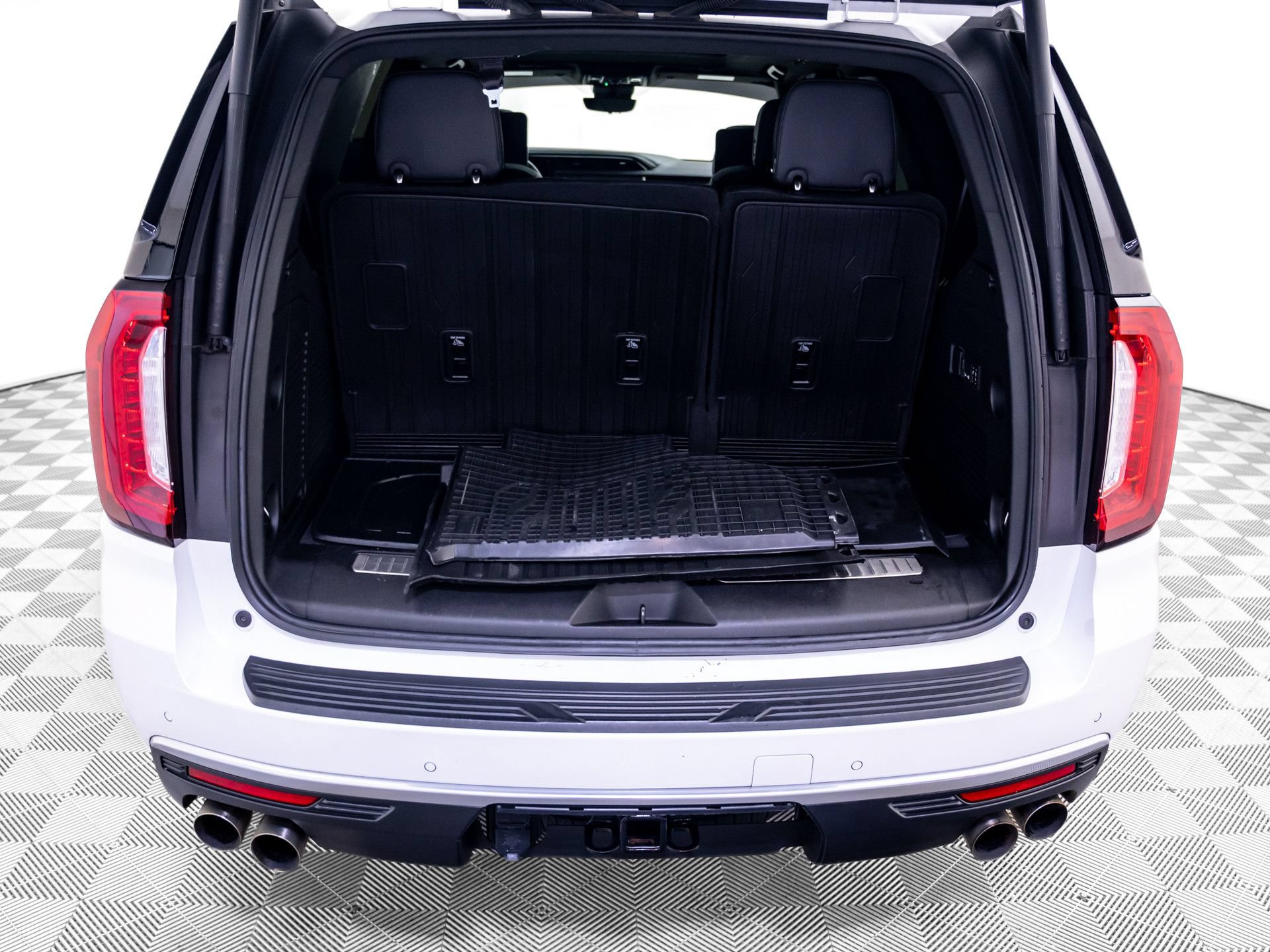 Used 2024 GMC Yukon Denali w/ Advanced Technology Package AWD/4WD image 34