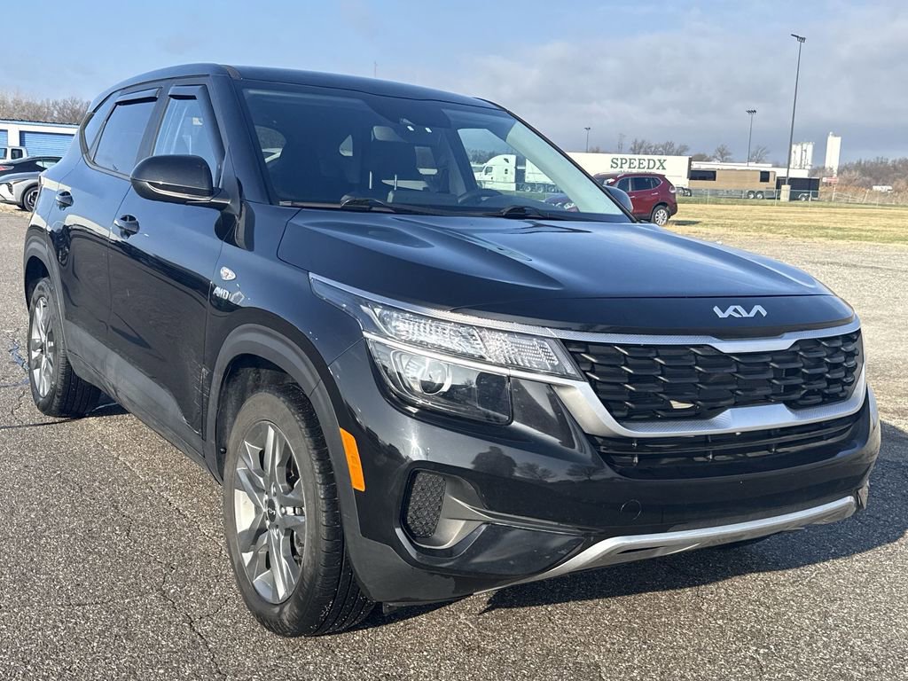 Used 2023 Kia Seltos LX image 2