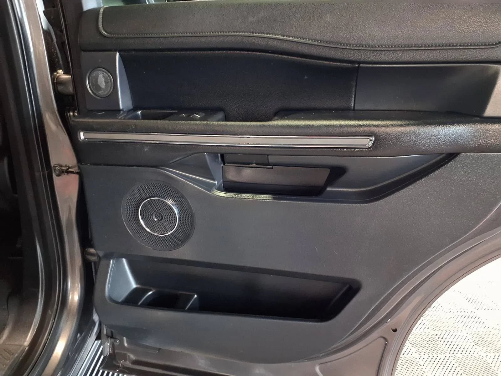 Used 2019 Ford Expedition XLT w/ Equipment Group 202A AWD/4WD image 11
