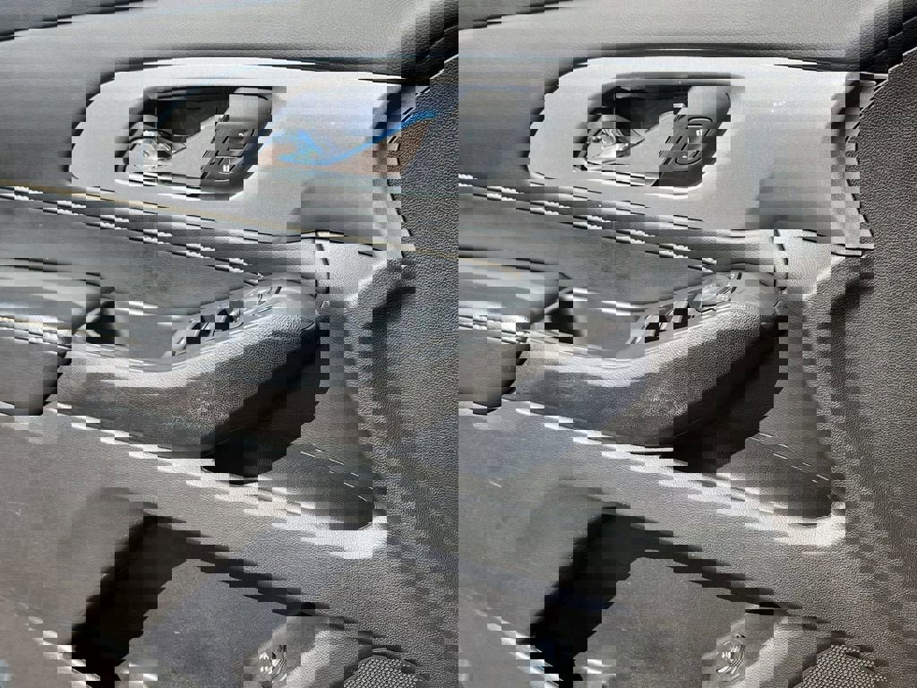 Used 2021 Chevrolet Traverse LT image 23