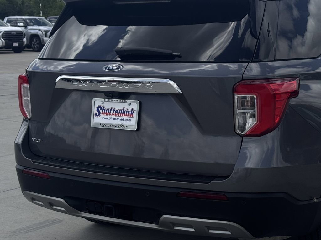 Used 2022 Ford Explorer XLT w/ Equipment Group 202A image 6