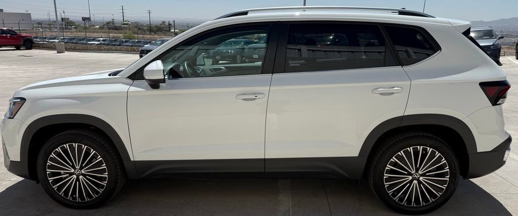 Certified 2025 Volkswagen Taos SE FWD image 3
