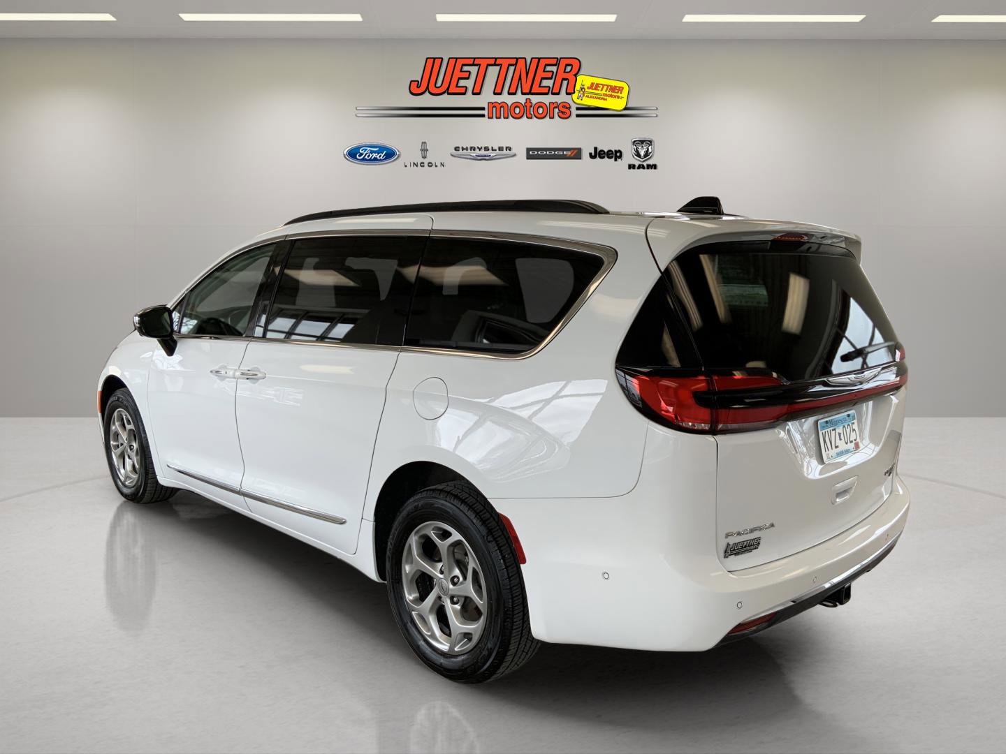 Used 2023 Chrysler Pacifica Limited w/ Trailer Tow Group AWD/4WD image 7