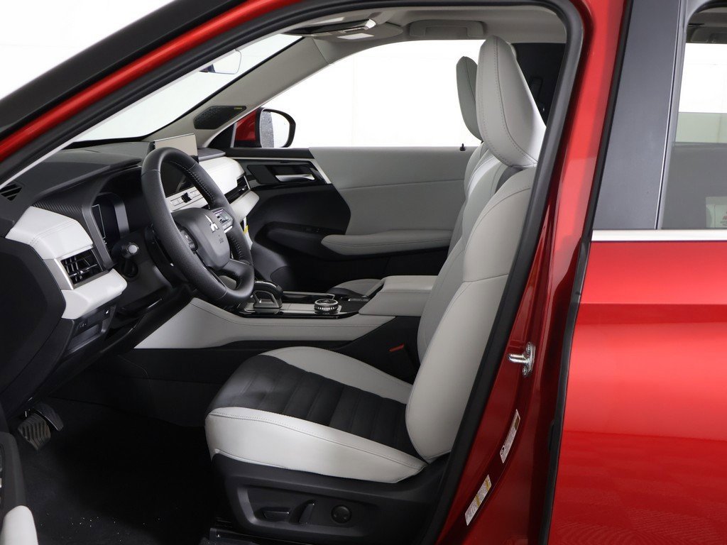 New 2025 Mitsubishi Outlander SE image 29