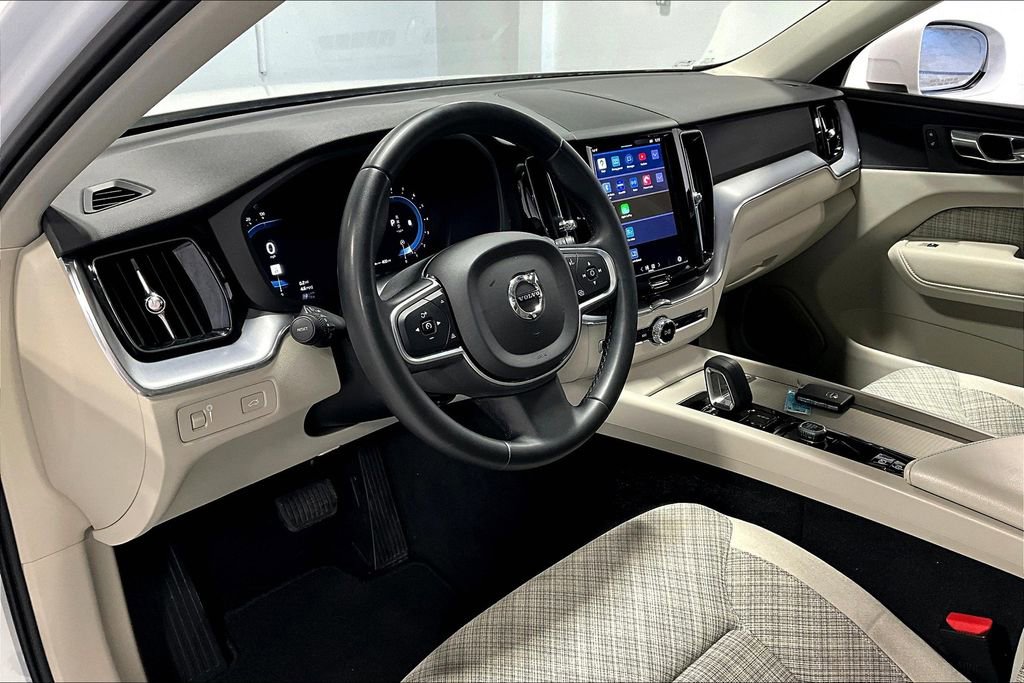 Used 2022 Volvo XC60 B5 Momentum image 16
