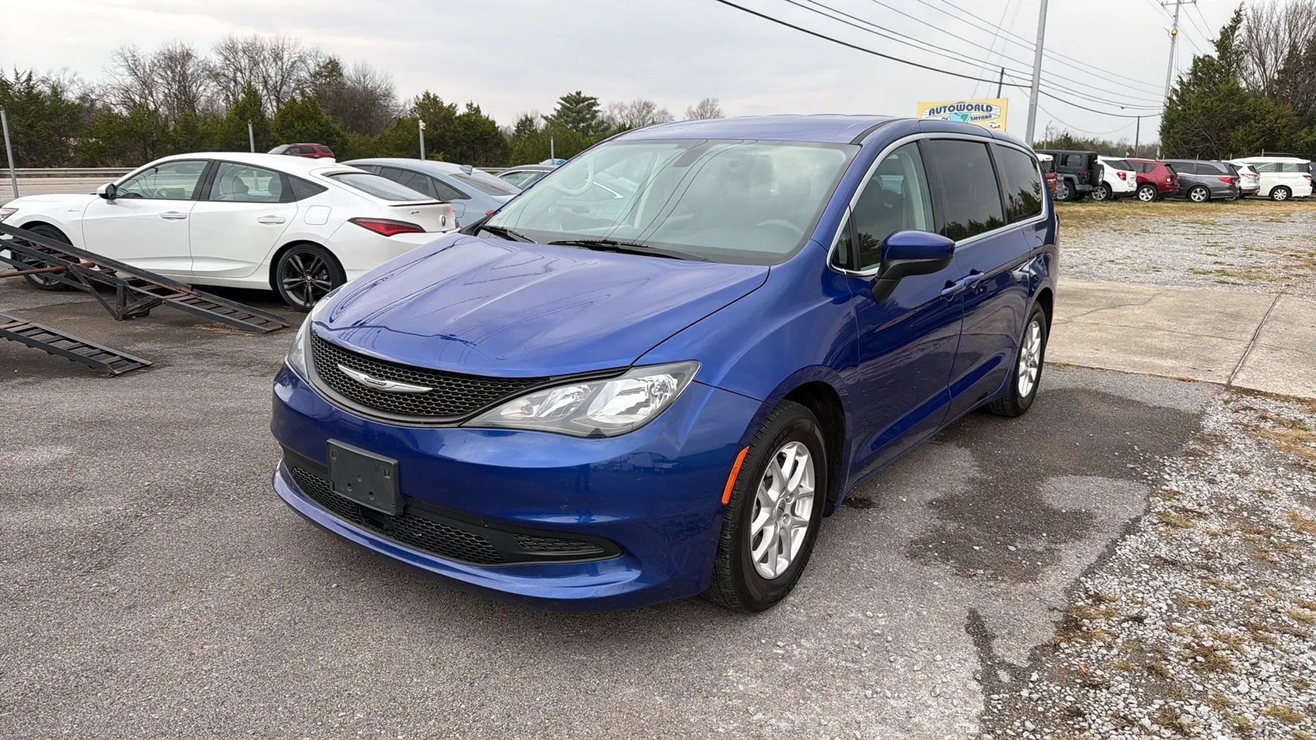 Used 2021 Chrysler Voyager LX image 1
