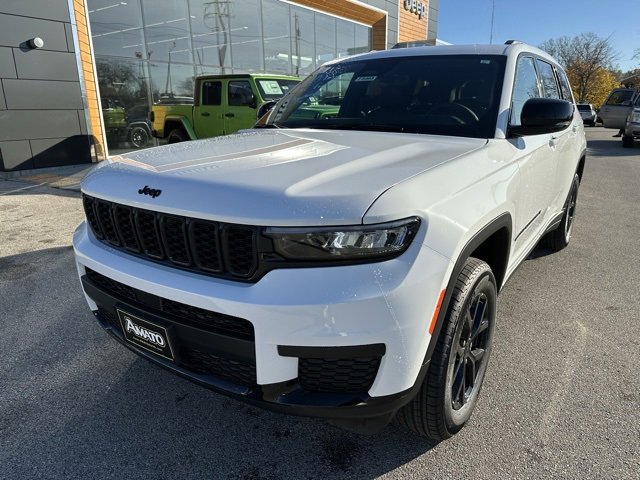 New 2025 Jeep Grand Cherokee L Altitude image 2