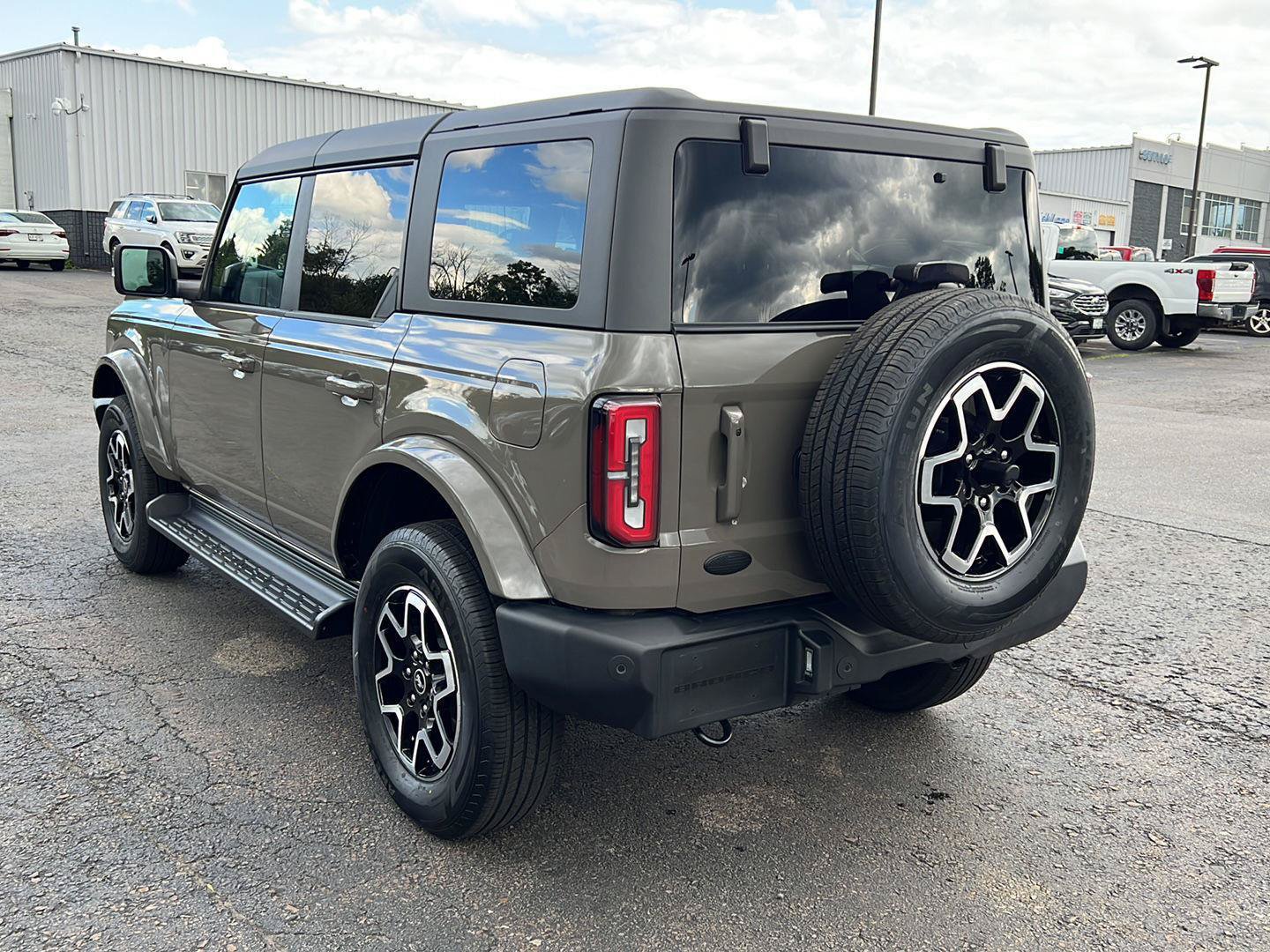Used 2025 Ford Bronco Outer Banks AWD/4WD image 3