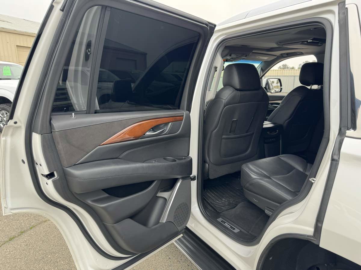 Used 2017 Cadillac Escalade Luxury image 23